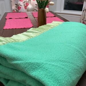 💎 Vintage Acrylic Blanket w Satrin Trim
